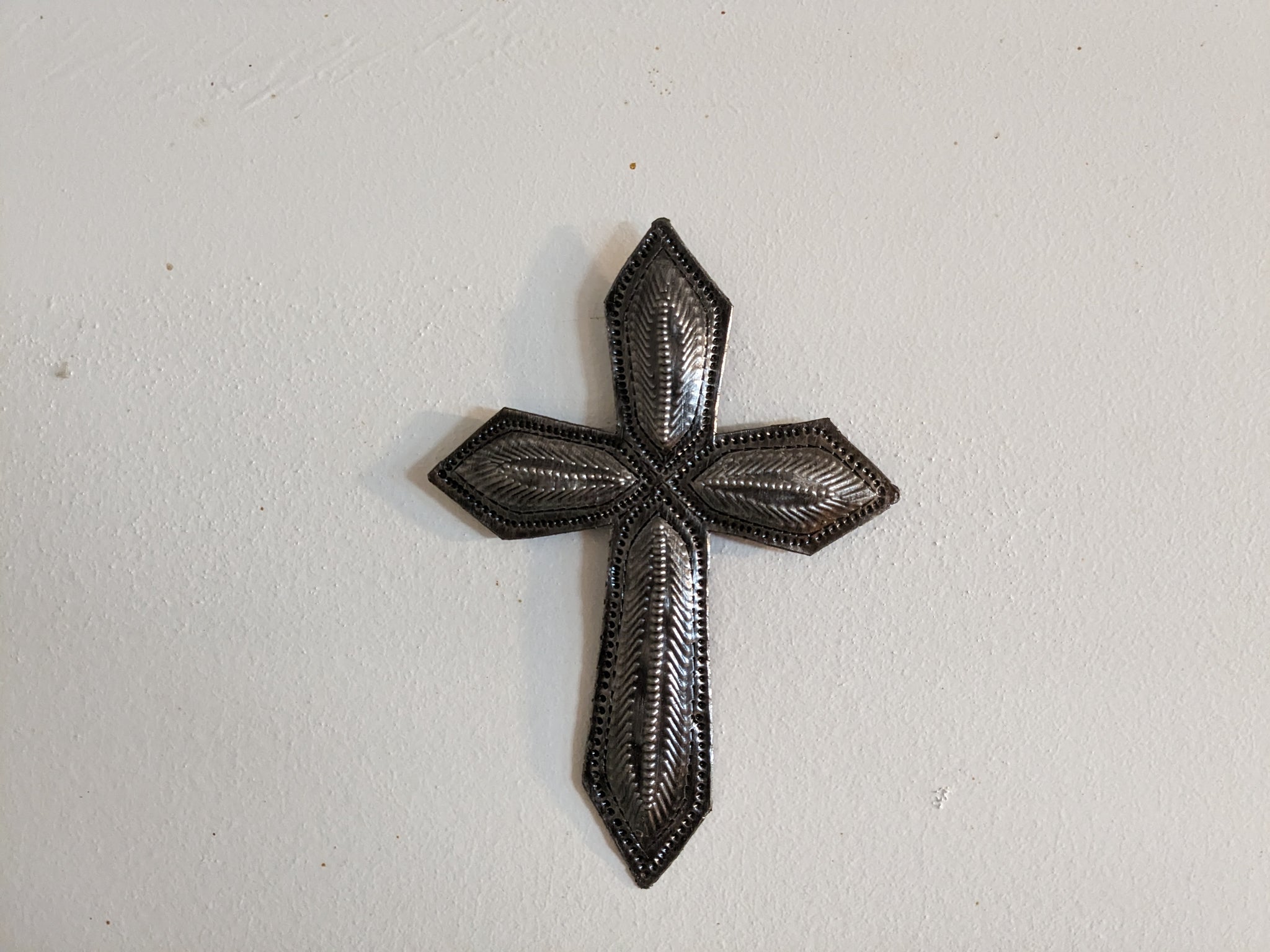 eksil forbundet Guinness Hammered Tin Wall Cross – The Keeping Company